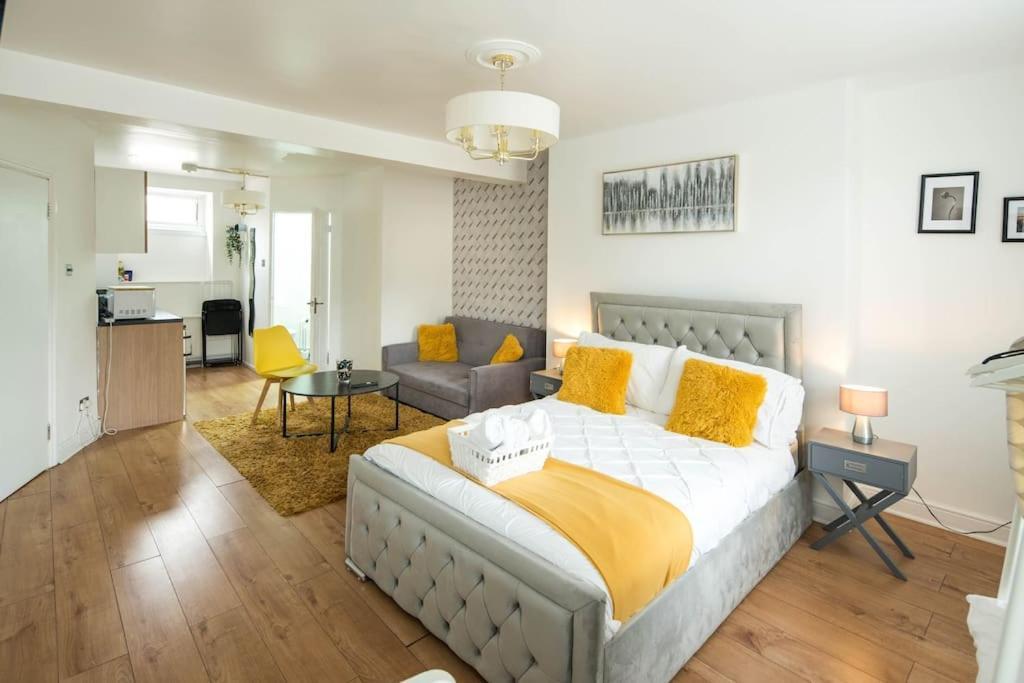 Spacious Studio For Up To 4! Sofa Bed Лондон Экстерьер фото